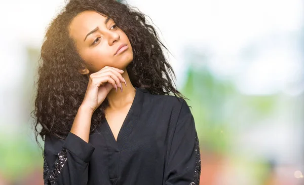 Menina Bonita Nova Com Cabelo Encaracolado Com Mão Queixo Pensando — Fotografia de Stock