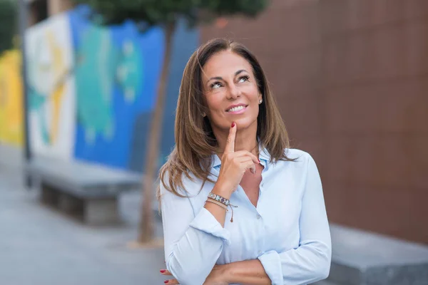 Hermosa Mujer Hispana Mediana Edad Calle Ciudad Día Soleado Cara —  Fotos de Stock