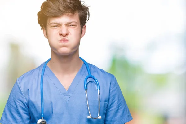 Unga Läkare Bär Medicinsk Uniform Över Isolerade Bakgrund Pustande Kinder — Stockfoto