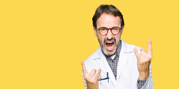 Μέση Ηλικία Άνδρες Γιατρός Φοράει Παλτό Ιατρική Φωνάζοντας Τρελό Έκφραση — Φωτογραφία Αρχείου