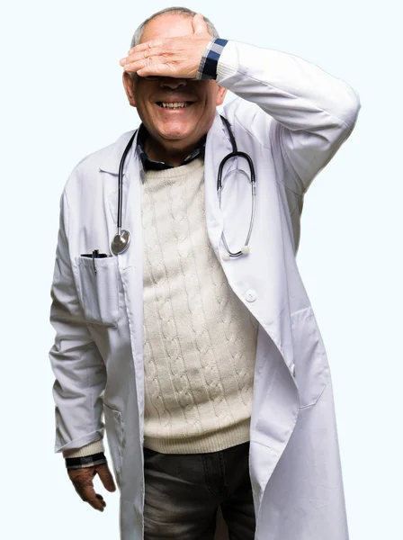 Красивий Старший Лікар Медичному Пальто Посміхається Сміється Рукою Обличчі Прикриваючи — стокове фото