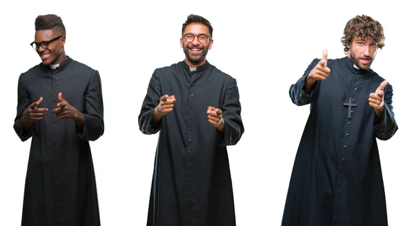 Коллаж Христианских Священников Изолированном Фоне Указывающих Пальцами Камеру Счастливым Смешным — стоковое фото