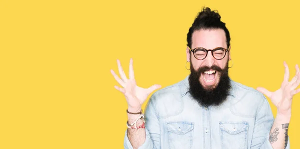 Joven Hipster Hombre Con Pelo Largo Barba Con Gafas Celebrando —  Fotos de Stock