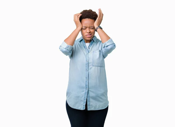 必死と強調した頭痛に苦しんで孤立の背景に若くてきれいなアフリカ系アメリカ人女性の痛みと片頭痛 頭に手 — ストック写真