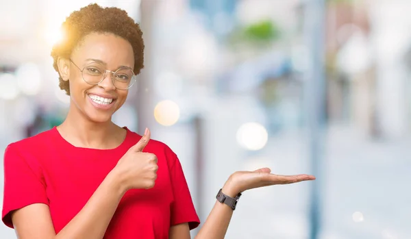 Krásná Mladá Africká Americká Žena Nosí Brýle Nad Izolované Pozadí — Stock fotografie