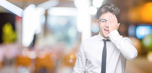 Ung Affärsman Som Bär Glasögon Över Isolerade Bakgrund Som Täcker — Stockfoto