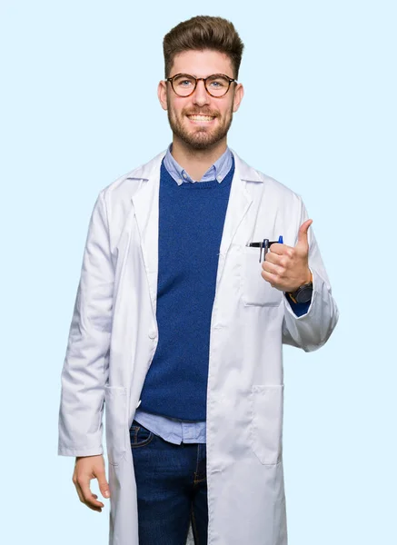 Joven Científico Guapo Con Gafas Haciendo Gesto Feliz Con Mano — Foto de Stock