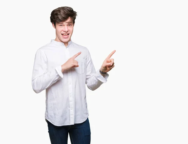 Joven Hombre Negocios Guapo Sobre Fondo Aislado Sonriendo Mirando Cámara —  Fotos de Stock