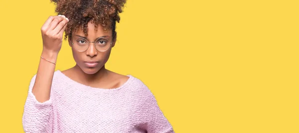 Vackra Unga Afroamerikanska Kvinnan Bär Glasögon Över Isolerade Bakgrund Gör — Stockfoto