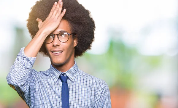 Joven Hombre Negocios Afroamericano Con Cabello Afro Con Gafas Sorprendidas —  Fotos de Stock