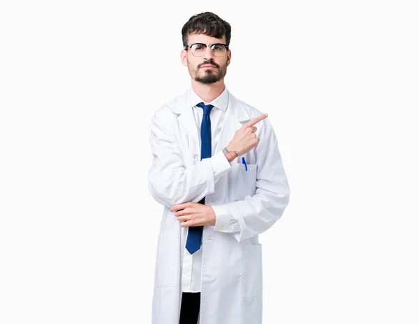 Giovane Scienziato Professionista Uomo Indossa Cappotto Bianco Sfondo Isolato Indicando — Foto Stock