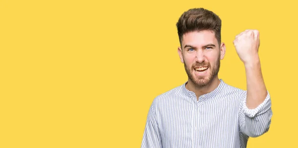 Jovem Homem Bonito Com Raiva Louco Levantando Punho Frustrado Furioso — Fotografia de Stock