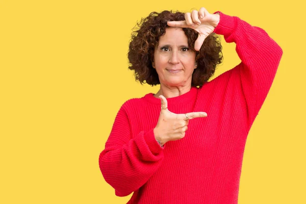 Bella Donna Anziana Medio Ager Maglione Invernale Rosso Sfondo Isolato — Foto Stock