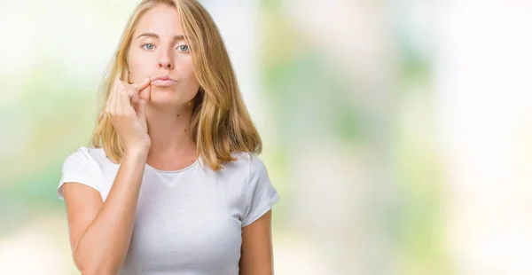 Hermosa Mujer Joven Que Usa Camiseta Blanca Casual Sobre Boca — Foto de Stock