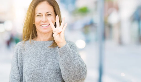 Hermosa Mujer Mediana Edad Con Suéter Invierno Sobre Fondo Aislado — Foto de Stock