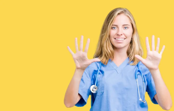 Hermosa Joven Doctora Vistiendo Uniforme Médico Sobre Fondo Aislado Mostrando —  Fotos de Stock