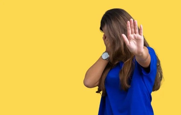 Jovem Bela Mulher Morena Vestindo Camiseta Azul Sobre Fundo Isolado — Fotografia de Stock