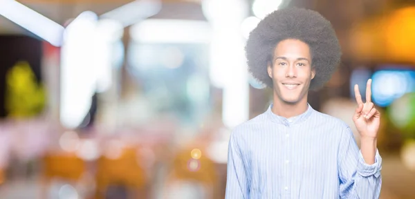 Giovane Uomo Afro Americano Con Capelli Afro Mostrando Indicando Con — Foto Stock