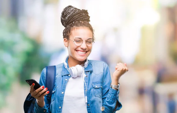 Ung Flätat Hår Afroamerikanska Student Tjej Med Smartphone Isolerade Bakgrunden — Stockfoto