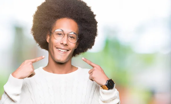 Mladý Američan Afričana Muž Afro Vlasy Nosí Brýle Úsměvem Sebevědomá — Stock fotografie