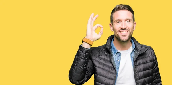 Homem Bonito Usando Casaco Inverno Sorrindo Positivo Fazendo Sinal Com — Fotografia de Stock