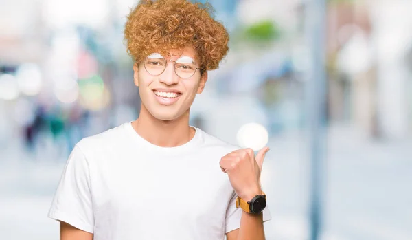 Mladý Pohledný Muž Afro Vlasy Nosí Brýle Usmíval Šťastný Obličej — Stock fotografie