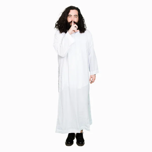 Mann Jesuschristuskostüm Bittet Ruhe Mit Dem Finger Auf Den Lippen — Stockfoto