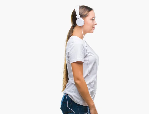 Mujer Caucásica Joven Escuchando Música Con Auriculares Sobre Fondo Aislado — Foto de Stock