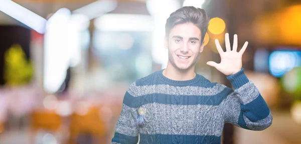 Joven Hombre Guapo Sobre Fondo Aislado Mostrando Señalando Hacia Arriba — Foto de Stock