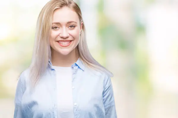 Mulher Loira Jovem Sobre Fundo Isolado Com Sorriso Feliz Legal — Fotografia de Stock