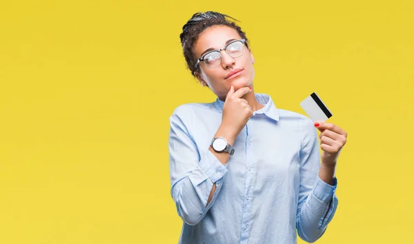 Jovem Afro Americana Segurando Cartão Crédito Sobre Fundo Isolado Rosto — Fotografia de Stock