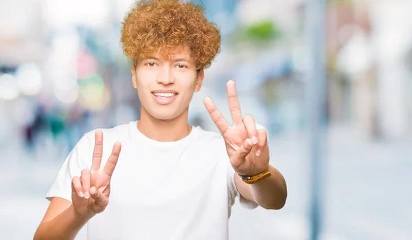 Mladý Pohledný Muž Afro Vlasy Nosí Ležérní Bílé Tričko Usmívající — Stock fotografie