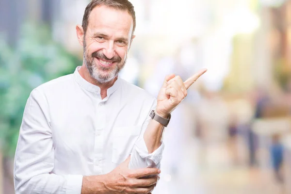 Mezza Età Hoary Uomo Anziano Sfondo Isolato Con Grande Sorriso — Foto Stock