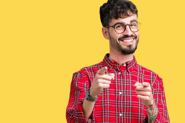 Homem Bonito Jovem Usando Óculos Sobre Fundo Isolado Apontando Dedos — Fotografia de Stock