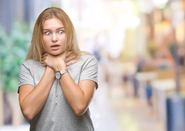 Mujer Caucásica Joven Sobre Fondo Aislado Gritando Sofocar Porque Estrangulamiento — Foto de Stock