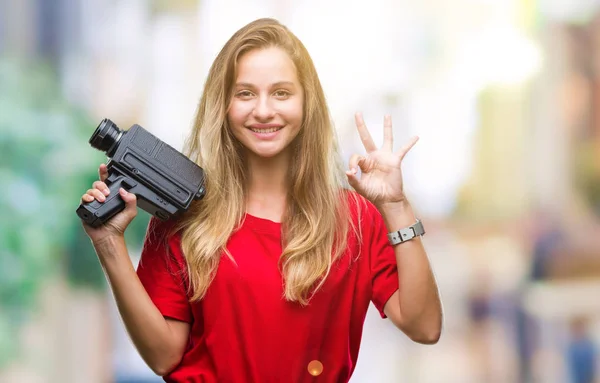 Jovem Bela Mulher Loira Filmando Usando Câmera Vintage Sobre Fundo — Fotografia de Stock