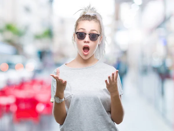 Mujer Rubia Joven Con Gafas Sol Sobre Fondo Aislado Asustada —  Fotos de Stock