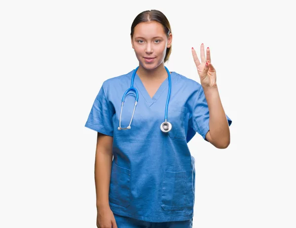 Unga Kaukasiska Läkare Kvinna Bär Medicinsk Uniform Över Isolerade Bakgrund — Stockfoto