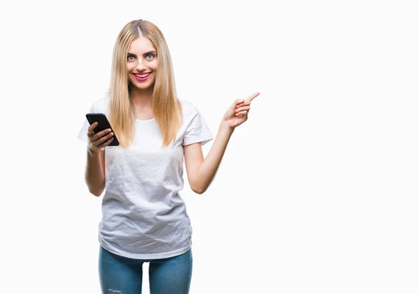 Ung Vacker Blond Kvinna Med Smartphone Isolerade Bakgrund Mycket Glad — Stockfoto