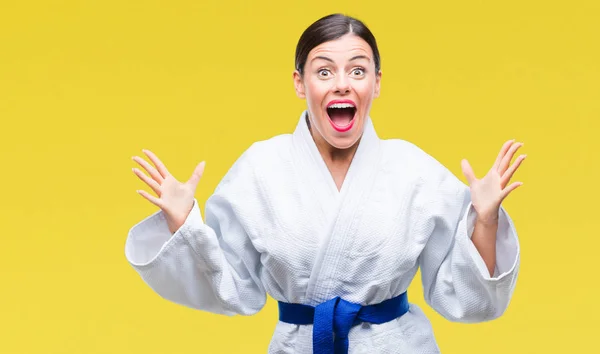 Jovem Mulher Bonita Vestindo Uniforme Kimono Karatê Sobre Fundo Amarelo — Fotografia de Stock