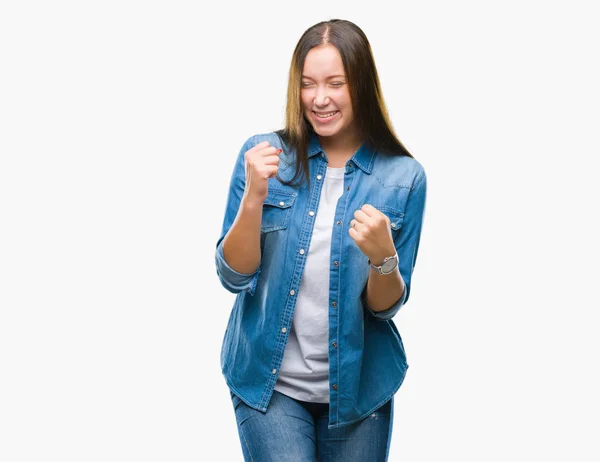 若い白人美女非常に幸せと興奮の腕を上げ 勝者のジェスチャを行う分離の背景に笑みを浮かべて 成功のために叫んで お祝いのコンセプト — ストック写真