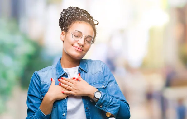 Ung Flätad Hår Afrikanska Amerikanska Flickan Bär Glasögon Över Isolerade — Stockfoto