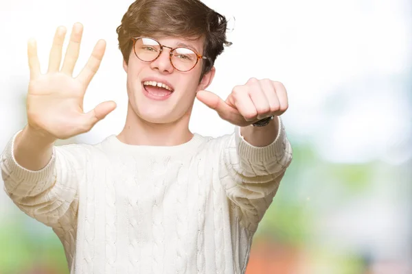 Joven Hombre Guapo Con Gafas Sobre Fondo Aislado Mostrando Apuntando —  Fotos de Stock