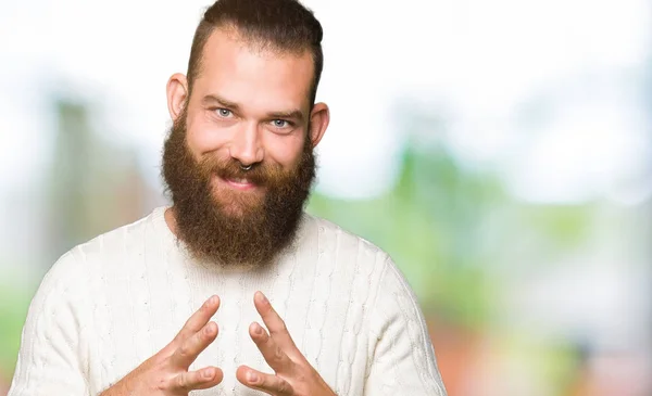 Der Junge Hipster Mann Trägt Winterpullover Den Händen Und Drückt — Stockfoto