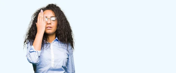 Mladé Krásné Obchodní Dívka Kudrnatými Vlasy Nosí Brýle Pokrývá Polovinu — Stock fotografie
