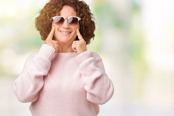 Schöne Seniorin Mittleren Alters Die Rosa Pullover Und Sonnenbrille Über — Stockfoto