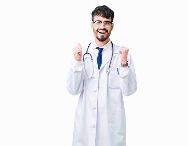若い男孤立した背景を祝うオーバー着て病院コートを驚かせたし 腕を上げると成功のびっくりを医者し 目を開きます 勝者の概念 — ストック写真