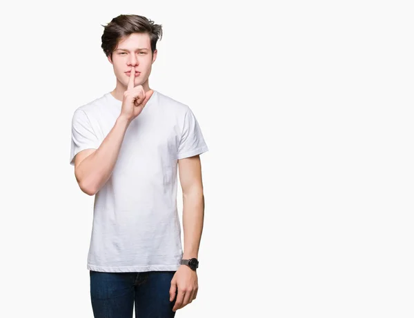 Homem Bonito Jovem Vestindo Shirt Branca Casual Sobre Fundo Isolado — Fotografia de Stock