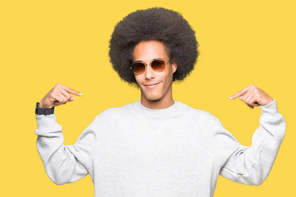 Unga Afroamerikanska Man Med Afro Hår Bär Solglasögon Ser Självsäker — Stockfoto