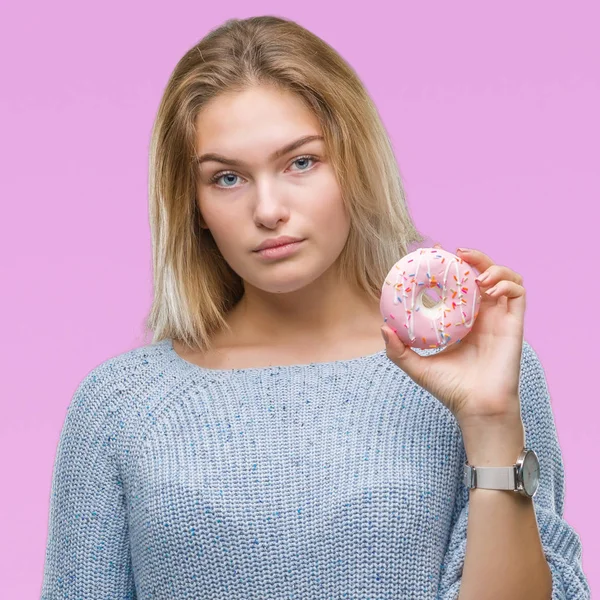 Jovem Caucasiano Mulher Comer Doce Donut Sobre Isolado Fundo Com — Fotografia de Stock